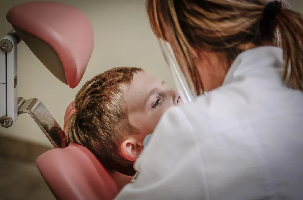 Kiedy zabrać dziecko do dentysty pierwszy raz? Większość rodziców robi to za późno